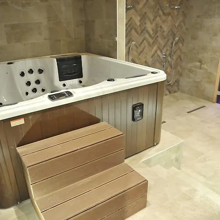 Kamena Kuca Lux コパオニク